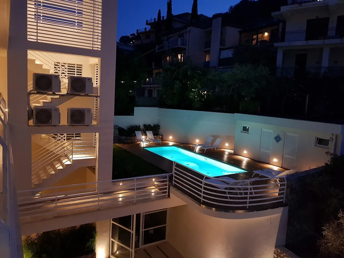 טאורמינה Iancu Charme Apartments 3*,